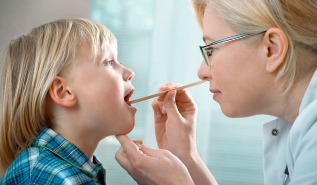 Để phòng ngừa viêm thanh quản, cần tránh cho trẻ la hét, nói nhiều và cho trẻ uống nhiều nước. Ảnh minh hoạ.