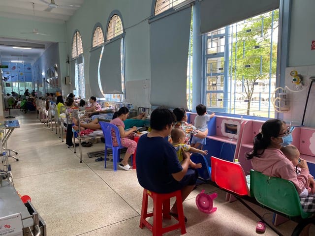 Ca bệnh tăng, khoa phải sắp xếp tận dụng hành lang để tiếp nhận bệnh nhân. (Ảnh: P.T)