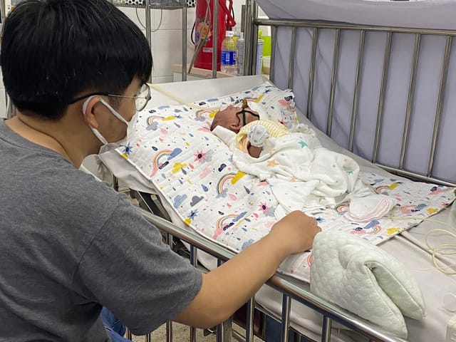 Phụ huynh không được chủ quan vì trẻ có thể tái nhiễm bệnh hô hấp nhiều lần. (Ảnh: P.T)