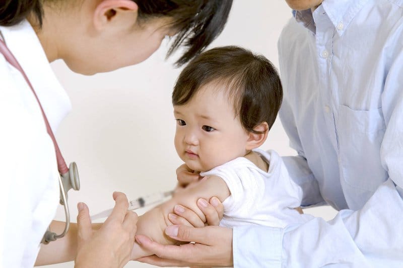 Tiêm vaccine là biện pháp hữu hiệu nhất để phòng bệnh viêm não cho trẻ. Ảnh minh hoạ.