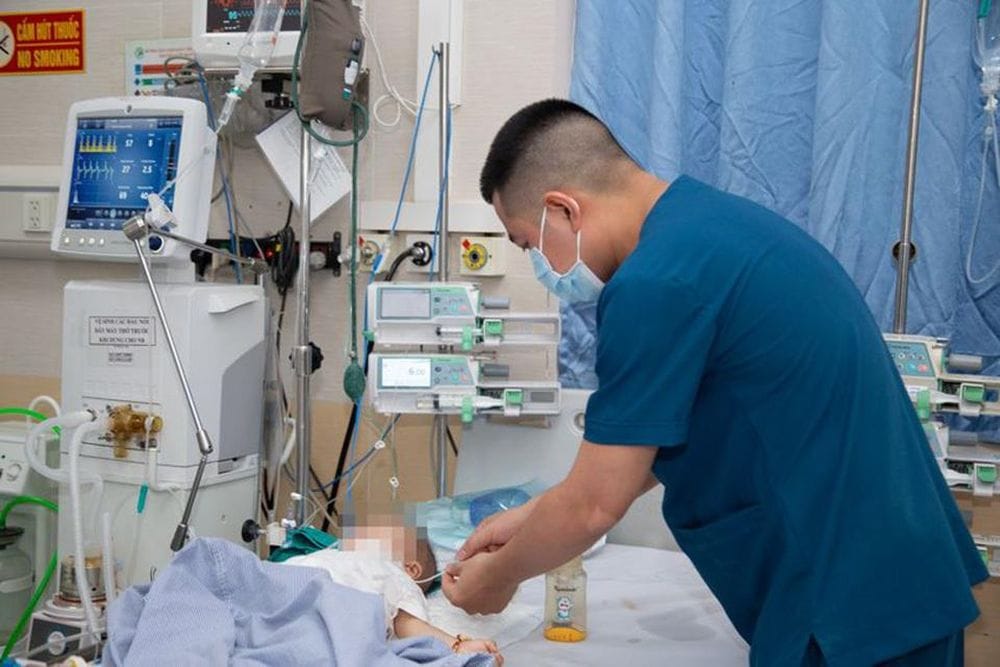 Bác sĩ Bệnh viện Đa khoa Đức Giang chăm sóc cho bệnh nhi tay chân miệng.