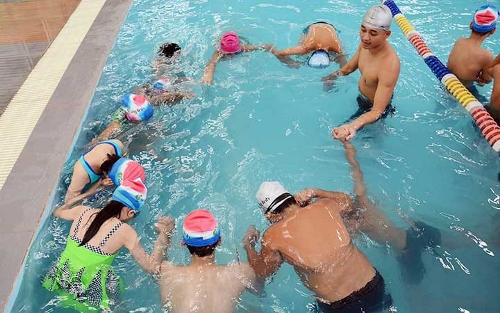 Nên cho trẻ tập bơi sớm để phòng ngừa đuối nước. Ảnh minh hoạ.