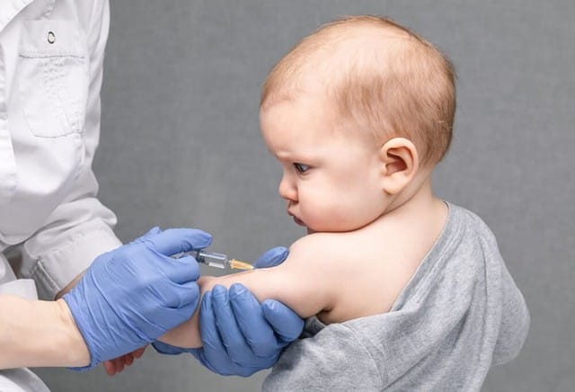 Nên cho trẻ tiêm đầy đủ các loại vaccine vì có thể phòng ngừa một số loại viêm màng não do vi khuẩn. Ảnh minh hoạ.