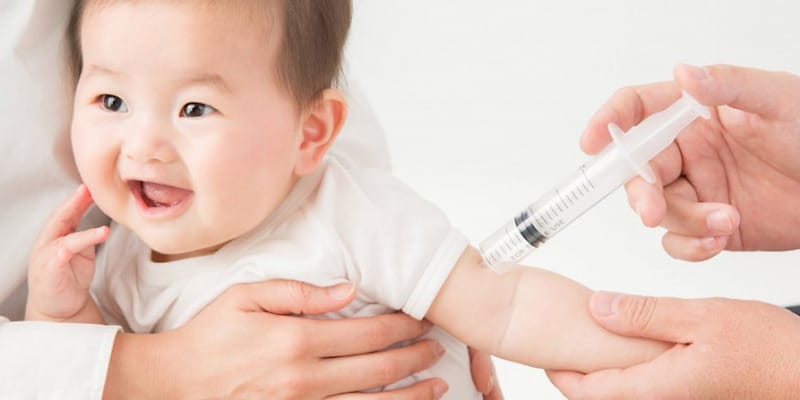 Cần đưa trẻ đi tiêm vaccine phòng bệnh bạch hầu theo lịch tiêm chủng. Ảnh minh hoạ.