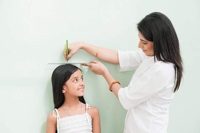 Làm thế nào để con mình phát triển chiều cao tối ưu đang là nỗi trăn trở của các bậc phụ huynh. Ảnh minh hoạ.