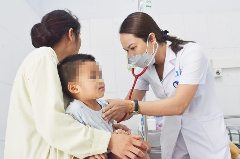 Sau khi thực hiện các biện pháp sơ cứu, cần nhanh chóng đưa trẻ tới cơ sở y tế gần nhất để được các bác sĩ tiếp tục cấp cứu, giải độc. Ảnh minh hoạ.