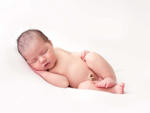 Để phòng tránh polyp rốn ở trẻ sơ sinh cha mẹ nên chú ý đến khâu chăm sóc rốn bé sơ sinh đúng cách. Ảnh minh hoạ.