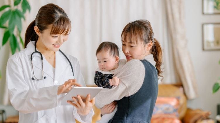 Cần cho trẻ đi khám để các bác sĩ hướng dẫn chế độ chăm sóc hoặc kê đơn bổ sung kẽm. Ảnh minh hoạ.