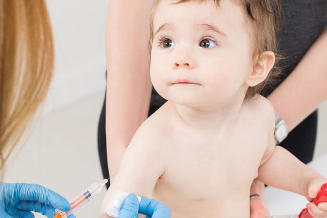Nên thực hiện tiêm vaccine viêm não Nhật Bản đầy đủ và đúng lịch để giúp phòng ngừa bệnh. Ảnh minh hoạ.