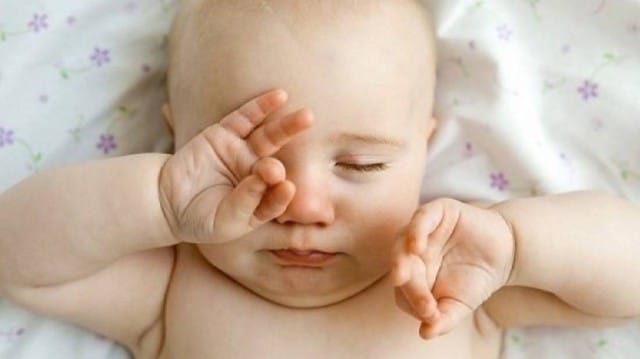 Viêm kết mạc ở trẻ sơ sinh rất dễ mắc do nhiễm vi khuẩn từ mẹ. Ảnh minh hoạ.