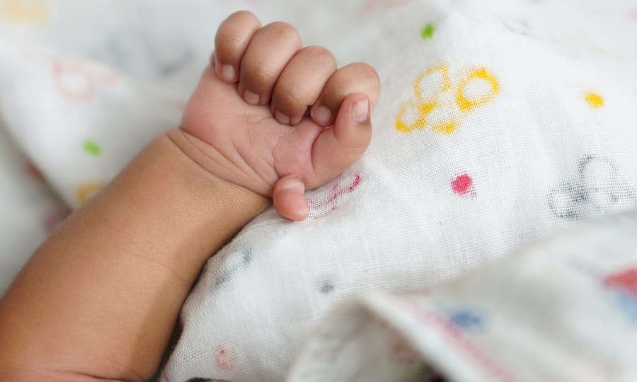 Nếu trẻ có dị tật ngón, cha mẹ cần đưa tới cơ sở y tế để được tư vấn cụ thể.