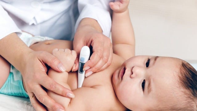 Khi trẻ mọc răng thường mệt mỏi, quấy khóc, ít ngủ, vì vậy cha mẹ có thể đưa trẻ tới cơ sở y tế để được thăm khám. Ảnh minh hoạ.