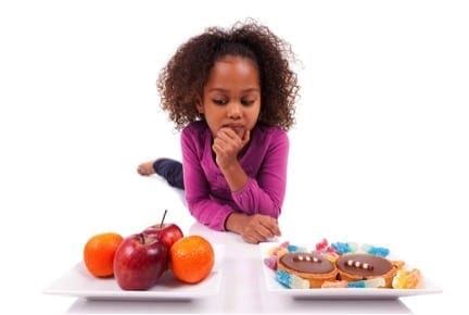 Việc giáo dục và thay đổi thói quen ăn uống của trẻ là cần thiết để giảm lượng đường tiêu thụ hàng ngày của trẻ