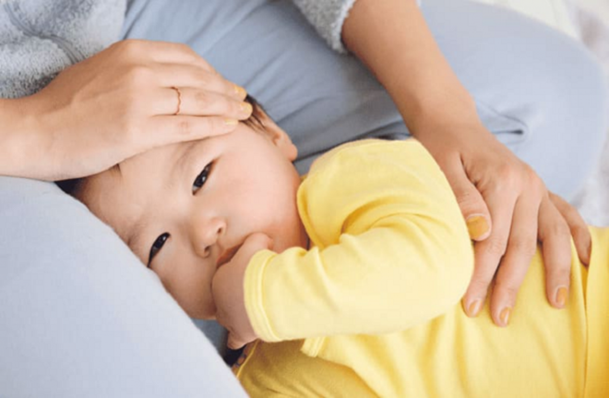 Khi virus tấn công vào cơ thể, nó sẽ gây ra các triệu chứng như sốt, đồng thời có thể khiến trẻ bị đau nhức toàn thân. Ảnh minh hoạ.