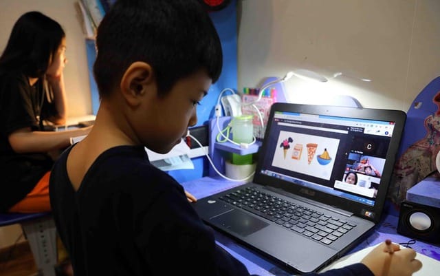 Tư thế ngồi học và khoảng cách màn hình đúng giúp giảm áp lực lên mắt khi trẻ học trực tuyến.