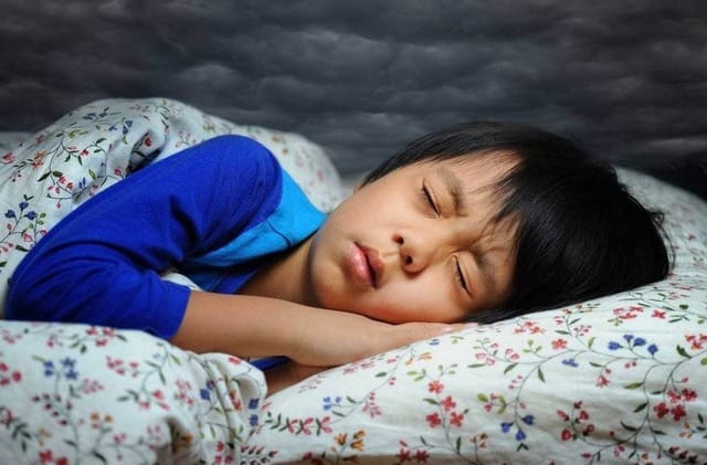 Trẻ em sống trong môi trường đô thị dễ bị ảnh hưởng giấc ngủ bởi ánh đèn và tiếng ồn ban đêm. Hình minh họa