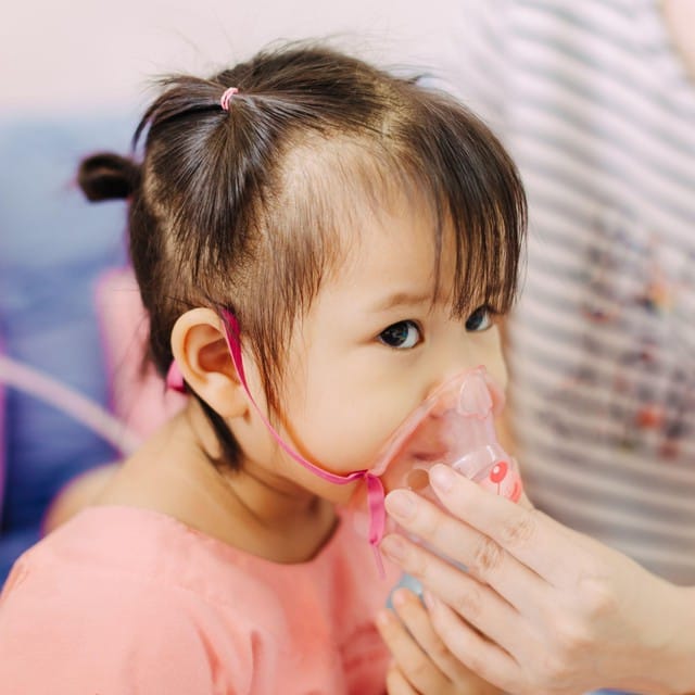 Cha mẹ cần lưu ý các dấu hiệu viêm đường hô hấp trên ở trẻ để thăm khám và điều trị kịp thời.