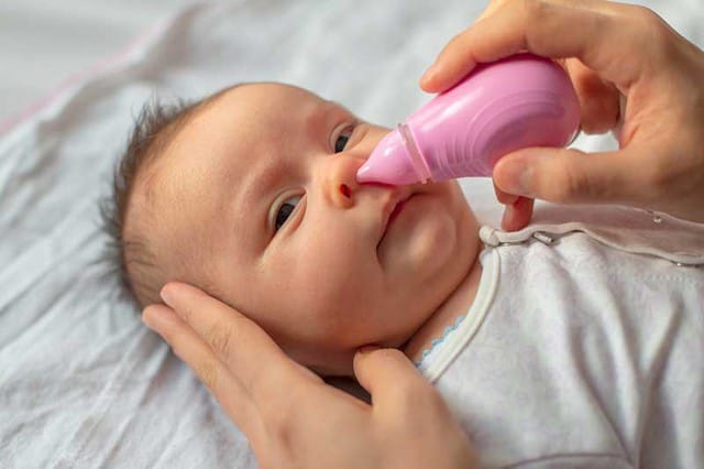 Nếu không có kỹ năng cha mẹ tự bơm rửa mũi tại nhà không đúng cách có thể dẫn đến nguy hại cho trẻ. Ảnh minh hoạ.