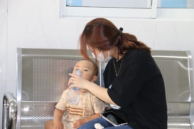 Khi thời tiết nắng nóng phụ huynh nên cho trẻ sử dụng các loại nước uống giàu khoáng chất, nhiều vitamin có trong trái cây (Ảnh: P.T).