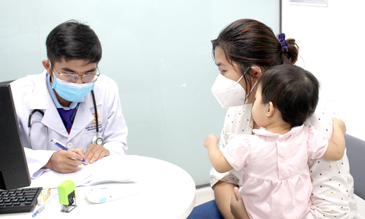 Cúm là một bệnh truyền nhiễm do virus cúm lây nhiễm qua đường hô hấp nên trẻ nhỏ rất dễ mắc.