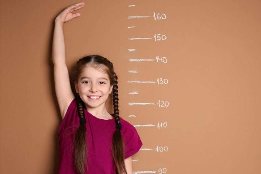 Tăng chiều cao thường là dấu hiệu hay gặp ở trẻ dậy thì sớm. Ảnh minh hoạ.