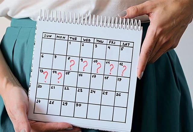 Nếu thấy những bất thường về kinh nguyệt như chậm kinh kéo dài, kinh nguyệt thưa, ít, hoặc ra quá nhiều, kéo dài lâu, khi hành kinh bị đau bụng dữ dội, màu sắc máu kinh lạ… thì cần đi khám bác sĩ.