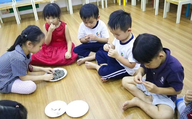 Phụ huynh cần giám sát trẻ khi ăn uống để phòng tránh tai nạn hóc hạt dịp Tết. Hình minh họa