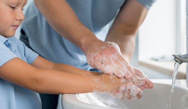Phụ huynh hướng dẫn trẻ rửa tay đúng cách giúp giảm nguy cơ lây nhiễm bệnh.
