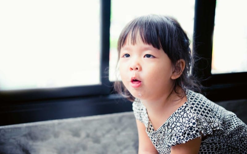 Ho có đờm ở trẻ sẽ cản trở quá trình hô hấp. Ảnh minh hoạ.