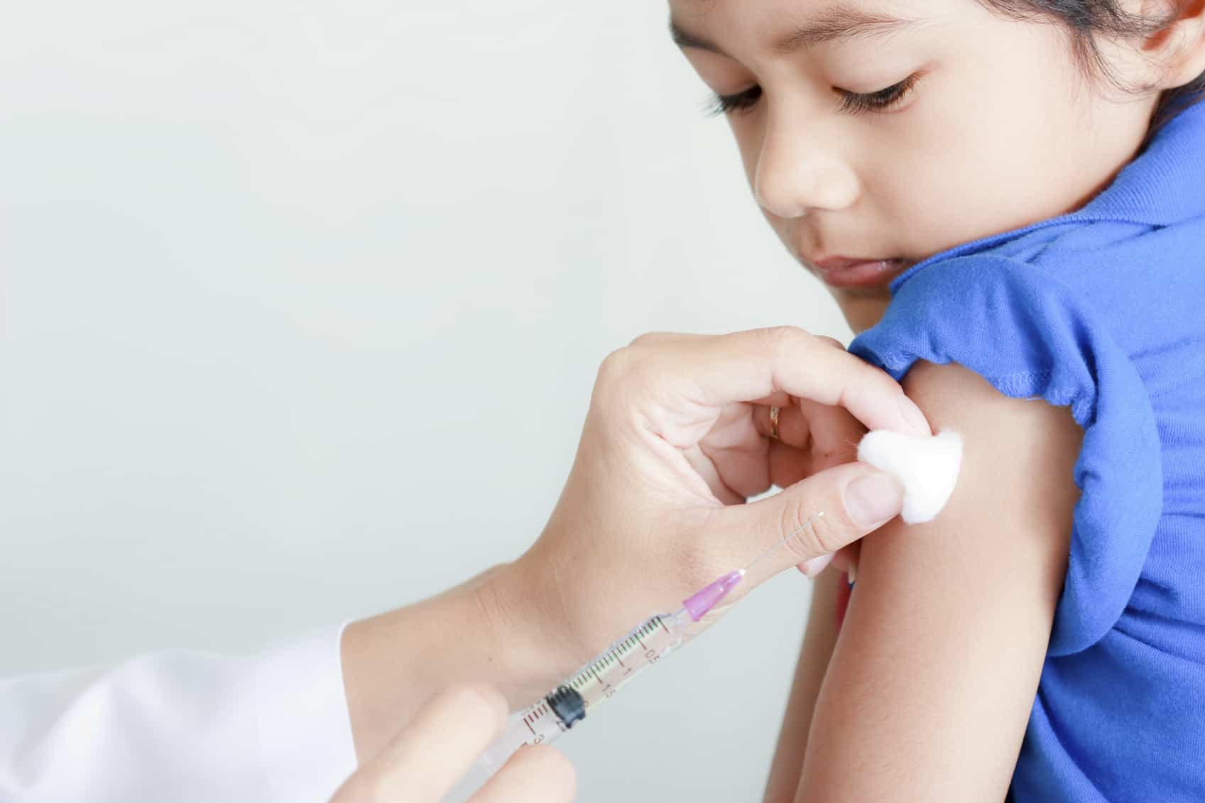 Trẻ tiêm phòng vaccine đầy đủ sẽ tránh được các bệnh truyền nhiễm. Ảnh minh hoạ.