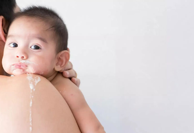 Nhiều bậc cha mẹ lo lắng và cho rằng trẻ nôn ra nhiều hơn cả lượng thức ăn mà trẻ ăn vào.
