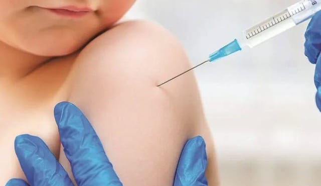 Trẻ em được tiêm vắc-xin nhằm phòng ngừa các bệnh truyền nhiễm nguy hiểm.