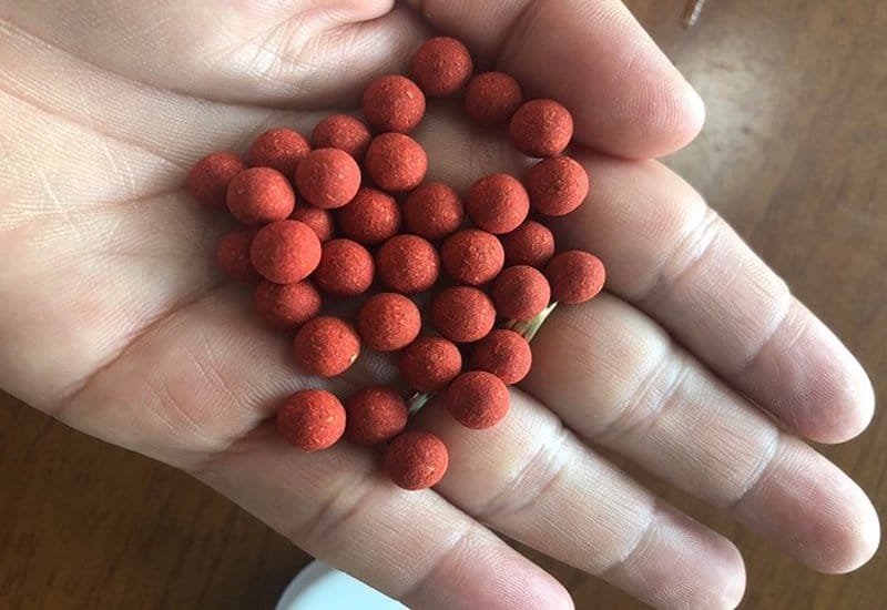 Trẻ bị ngộ độc chì có thể do tiếp xúc với chì qua nhiều nguồn khác nhau, thường là do uống, bôi thuốc cam...