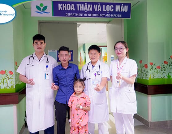 Bé G.L khỏe mạnh ra viện trong niềm hạnh phúc của gia đình và các bác sĩ BV Nhi Trung ương.