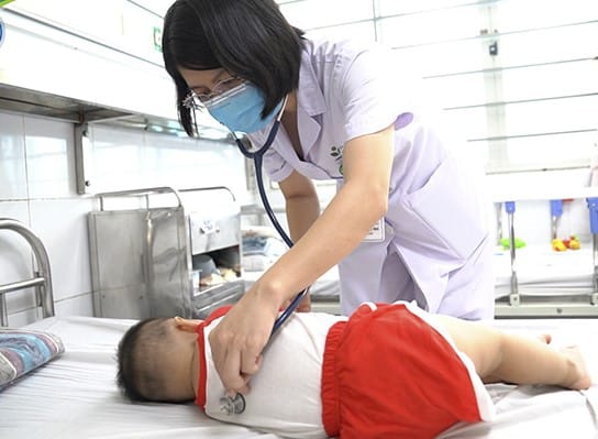 Khi có biểu hiện sốt hoặc nghi ngờ mắc bệnh tay chân miệng cần cho trẻ đi khám sớm. Chủ động cách ly để hạn chế lây lan.