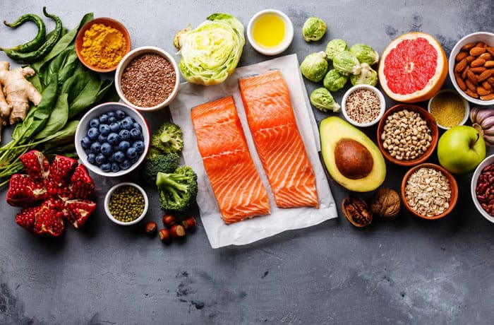 Bữa ăn của trẻ cần đảm bảo đủ các nhóm chất dinh dưỡng để giúp trẻ tăng cường sức đề kháng.