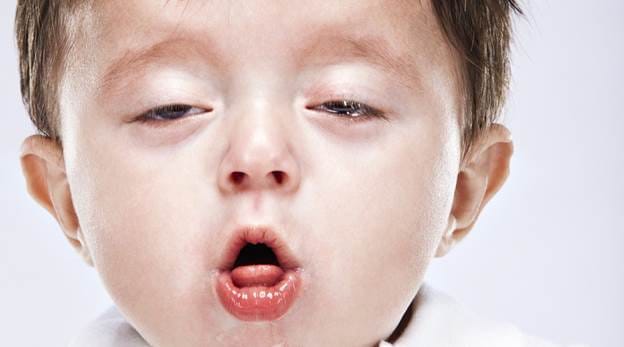 Khi trẻ có biểu hiện ho cần đưa tới cơ sở y tế để được thăm khám.