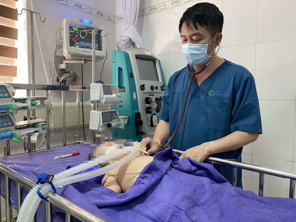 Trẻ bị viêm não nếu không được điều trị sớm có thể gặp phải nhiều di chứng nặng nề. Ảnh minh hoạ.