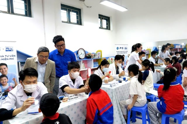 Trong chương trình, các bác sĩ đã khám sàng lọc cho 350 học sinh.