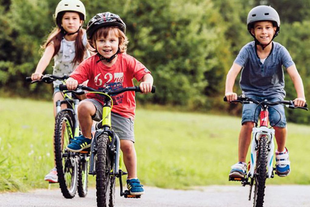 Đạp xe là một trong những môn thể thao giúp trẻ phát triển chiều cao hiệu quả. Ảnh minh hoạ.