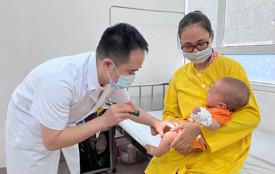 Bệnh nhi mắc tay chân miệng điều trị tại Bệnh viện Đa khoa huyện Đông Anh.