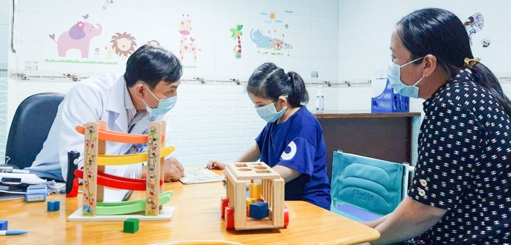 Cha mẹ đừng mặc cảm, không chủ quan, không bỏ rơi trẻ. Luôn ở bên con và dành thời gian dạy con, có sự quan tâm đặc biệt của mình để giúp con chiến thắng tự kỷ.