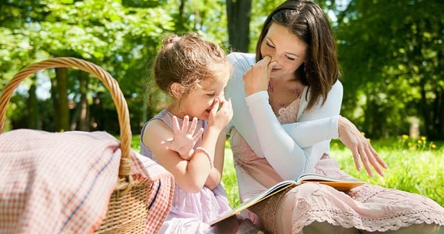 Nuôi dưỡng trong môi trường được giao tiếp nhiều sẽ kích thích khả năng ngôn ngữ, hạn chế việc bị nói lắp của trẻ. (ảnh minh họa)