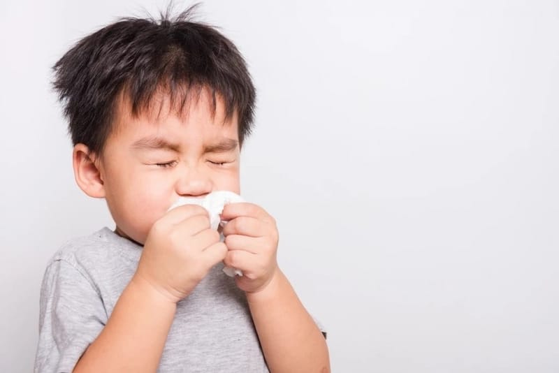 Nắng nóng kết hợp với tính chất độ ẩm không khí cao là điều kiện thuận lợi cho các tác nhân gây bệnh ở trẻ.