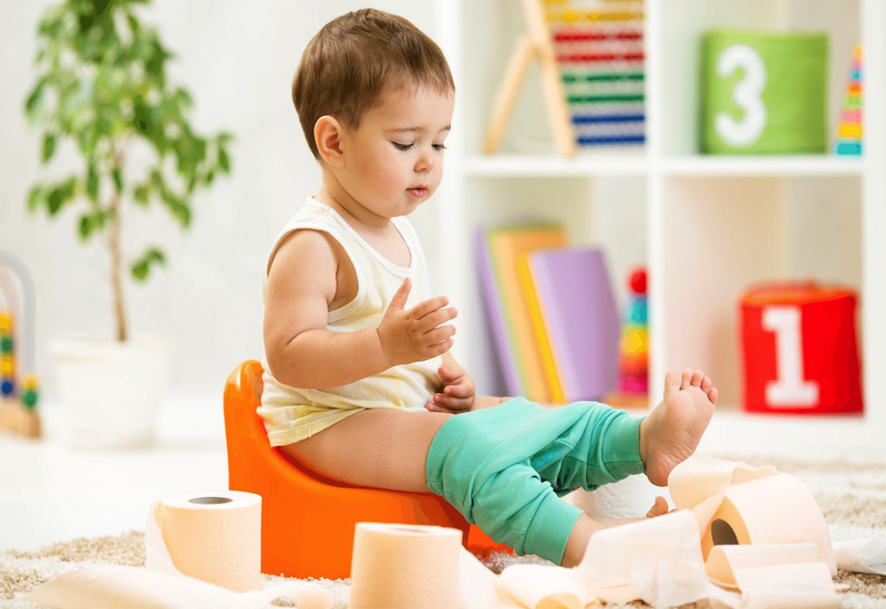 Cần rèn cho trẻ thói quen đi vệ sinh đúng giờ.