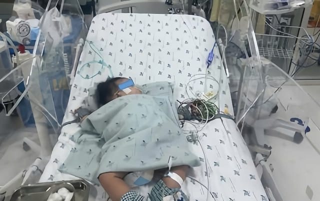 Bệnh nhi mắc sốt xuất huyết điều trị tại Bệnh viện Nhi đồng thành phố. Ảnh: BVCC.