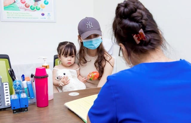 Cha mẹ cần theo dõi sát các dấu hiệu bất thường như sốt cao, thở nhanh, bỏ bú… để đưa trẻ đi khám kịp thời, tránh biến chứng nguy hiểm. Ảnh minh họa