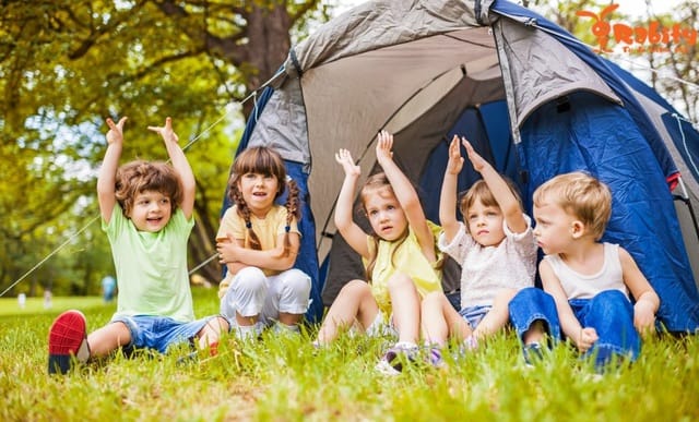 Hoạt động ngoài trời mùa hè làm tăng nguy cơ lây nhiễm bệnh ở trẻ - Hình minh họa