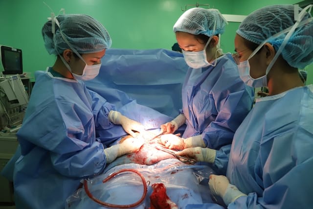 Bệnh nhi bị ruột xoắn 720 độ, toàn bộ hệ thống mạch máu nuôi ruột bị vặn xoắn theo khiến ruột thiếu máu nuôi. Ảnh: P.T.