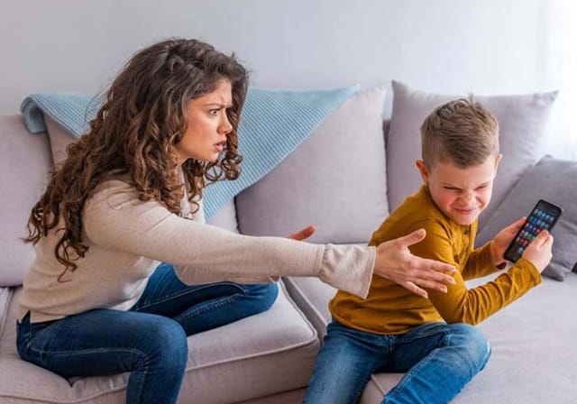 Phụ huynh cần đồng hành và kiểm soát việc sử dụng thiết bị điện tử để ngăn ngừa nguy cơ nghiện game. Ảnh minh họa